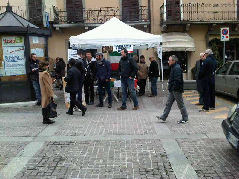la gente si ferma al gazebo
